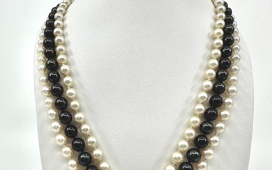 Collier composé de trois rangs de perles... - Lot 99 - Gros & Delettrez