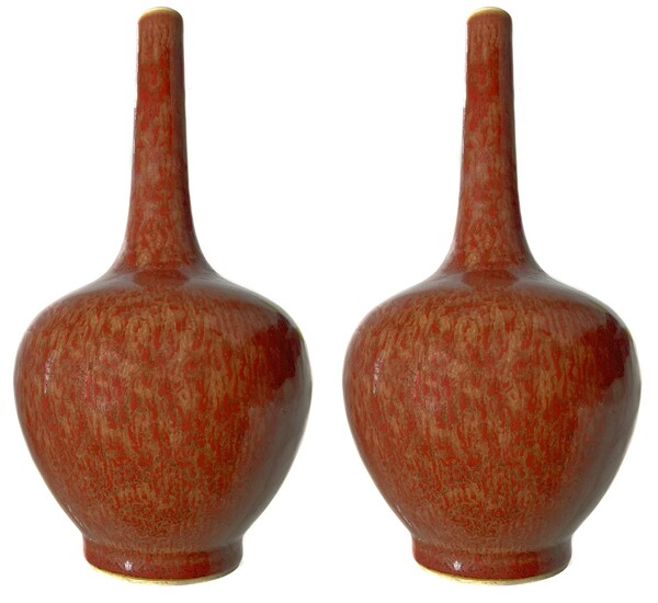 Coppia di vasi cinesi a bottiglia con striature rosse uniformi su base chiara...