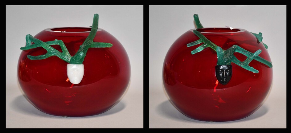 Daum / Joseph Hilton Mc Connico Vase “Phèdre” en verre teinté rouge et pâte de...