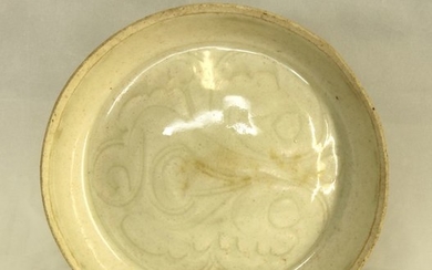Dish (1) - Qingbai - Porcelain - Southern Song Qingbai incised dish - China - Southern Song (1127-1279)