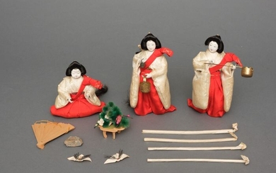 Doll (3) - Gofun, Textile - Nice set with 1 seated and 2 standing court lady dolls by the famous dollmaker Maruya Ōki Heizō - Japan - Early to mid Showa period (1926-89)