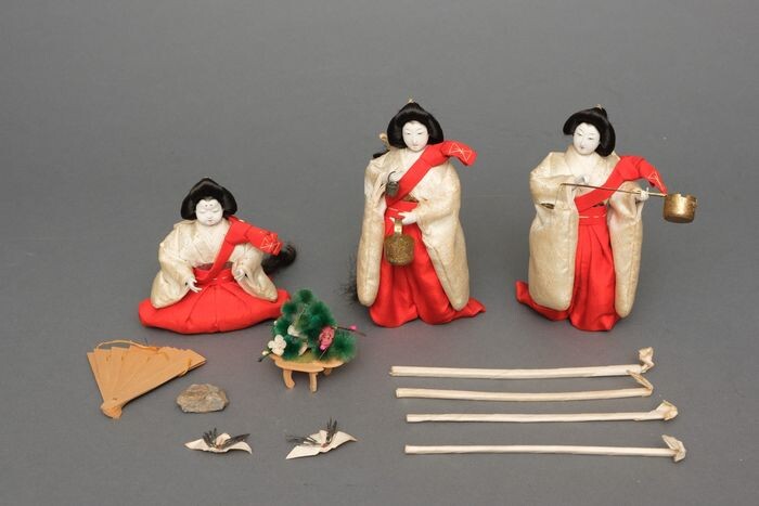 Doll (3) - Gofun, Textile - Nice set with 1 seated and 2 standing court lady dolls by the famous dollmaker Maruya Ōki Heizō - Japan - Early to mid Showa period (1926-89)