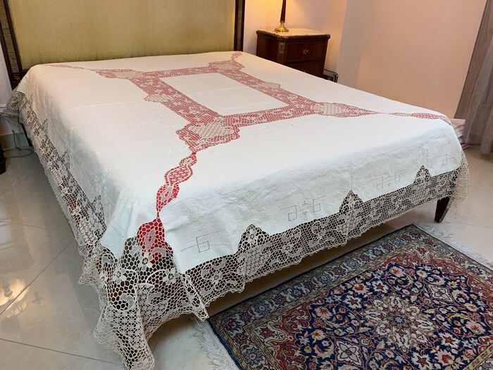 Elegant hand-embroidered bedspread and Burano lace - Linen - Early 20th century