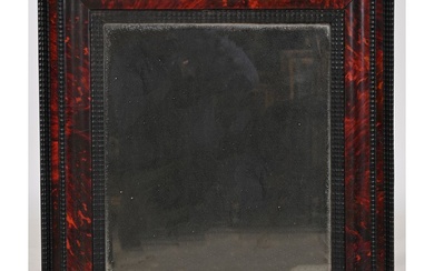 GLACE LOUIS XIV en écaille rouge et bois noirci. Elle est de forme rectangulaire à...