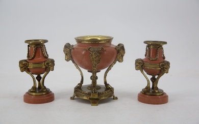 Garniture comprenant une paire de flambeaux et un vase en pierre dure et bronze doré...