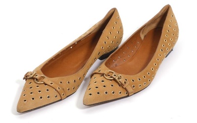 Gucci A pair of ballet flats of light brown suede with hole...
