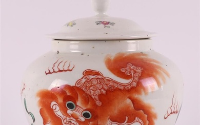 Jarre à couvercle en porcelaine (non assortie), Chine, fin du 19e siècle. Décor rouge fer...