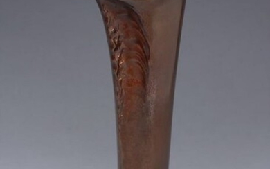 Kabin 花瓶 (Flower vessel) - Bronze - Hasuda Shugoro (1915-2010) - Very fine modern style purple bronze flower shaped vase, signed Shūgorō 修五郎 - Japan - Shōwa period (1926-1989)
