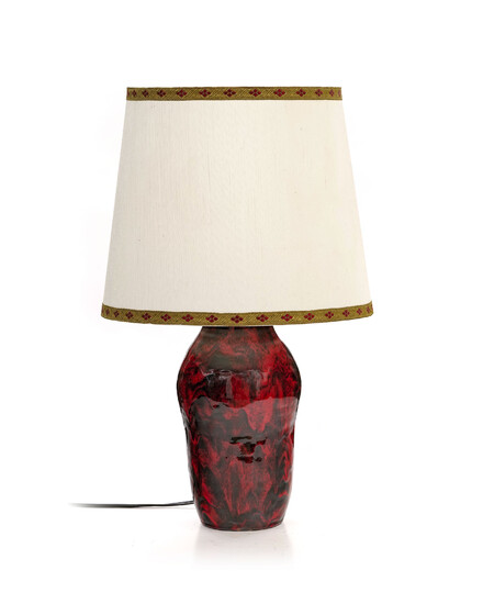 Lampe, XXe s., en céramique à glaçure rouge et noire, abat-jour en tissu crème, h. totale: 54 cm