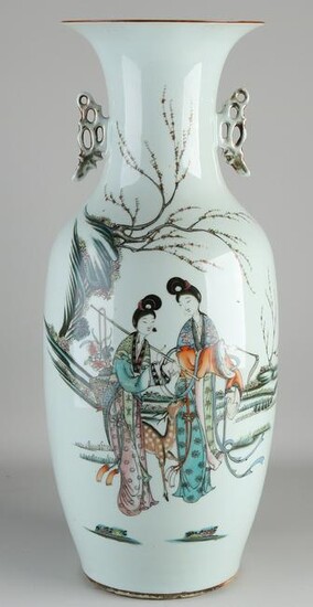 Large antique Chinese porcelain vase with geishas /