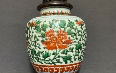 Lidded jar - Porcelain - Wucai - Peonies - Red, yellow, green and black - Superb quality - Very old labels - China - late Ming dynasty, ca. 1640
