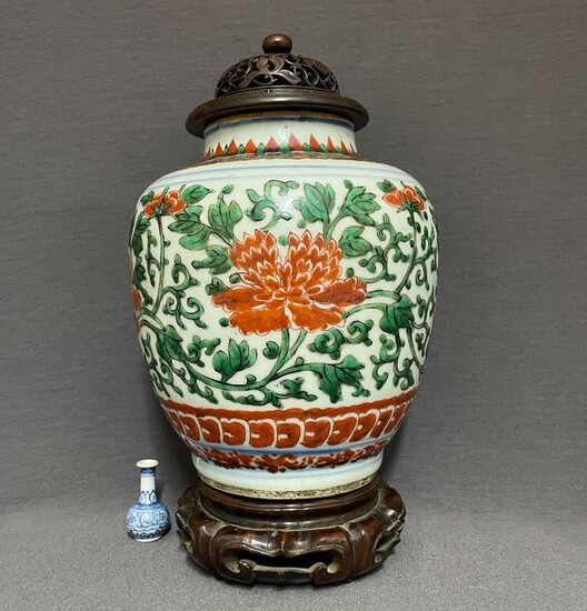 Lidded jar - Porcelain - Wucai - Peonies - Red, yellow, green and black - Superb quality - Very old labels - China - late Ming dynasty, ca. 1640