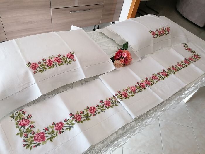 Linen sheet with full stitch embroidery completely by hand - 265 x 280 cm - Linen - 21st century