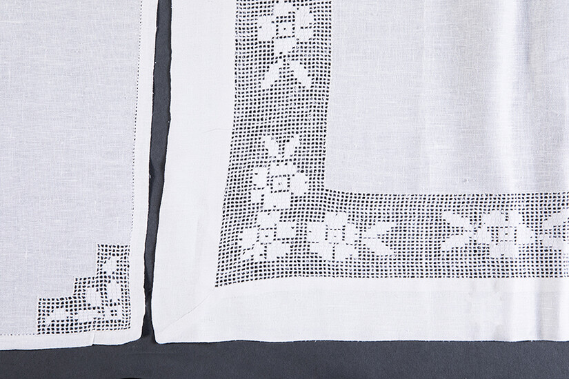 Linen tablecloth with raw fraying. Matches 12 napkins. Size: 170x262 cm. Exit: 180uros. (29.949 Ptas.)