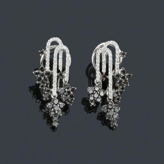 Long earrings with white and black brilliants in 18K
