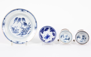 Lot (4) porcelaine chinoise du XVIIIe siècle à décor bleu et blanc : assiette et...