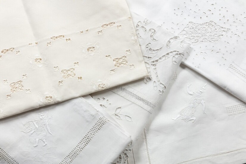 Lot of seventeen various cotton tablecloths | Lot de dix-sept nappes diverses en coton