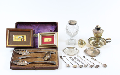 Lotto in argento composto da un set di tre diversi cucchiai sbalzati entro custodia, Londra, secolo XIX, una stoppiniera ad…