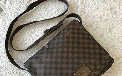 Louis Vuitton - Damier Ebene Brooklyn MM Crossbody bag