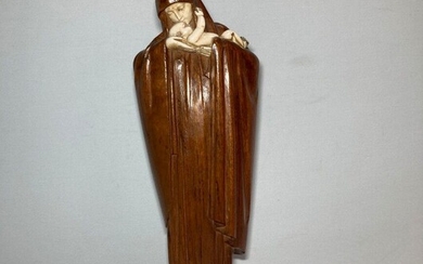 Lucienne Antoinette HEUVELMANS (1885-1944) Vierge à l'enfant Sujet en bois et ivoire sculpté, signé H.:...