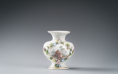 Meissen, Vase " boule de neige" de forme balustre en porcelaine dure, à décor de...