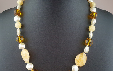 NECKLACE in yellow tones made of Bohemian glass, L. with extension chain ca. 52 cm.