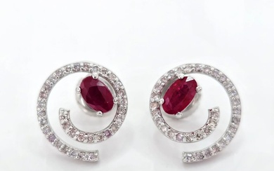 No Reserve Price - 0.80 ct Red Ruby & 0.35 ct N.Fancy Pink Diamond Earrings - 2.65 gr - Earrings - 14 kt. White gold Ruby