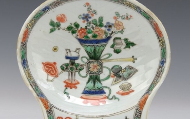 Oyster dish - similar example in the Groninger museum (1) - Famille verte - Porcelain - Vase with flowers, incense burner - China - Kangxi (1662-1722)