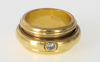 PIAGET. Bague "Possession" en or avec anneau mobile centré d'un diamant. Signé et numéroté. Tour...