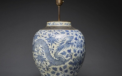 POTICHE en porcelaine dite de Nankin, à décor en bleu sur fond craquelé beige, de...