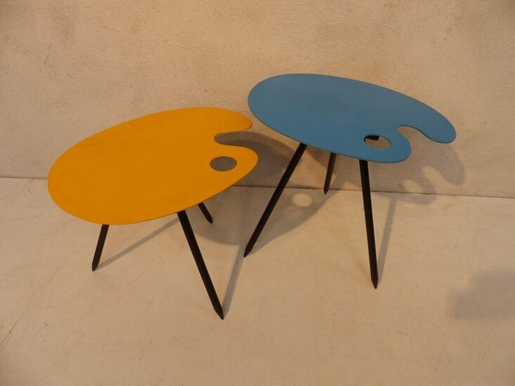 Pair of tripod tables in the shape of a "painter's palette", model for exhibition 58, in unalit painted yellow and blue. By Lucien de Roeck.