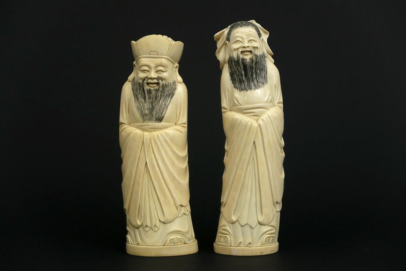 Paire d'anciennes sculptures chinoises en ivoire : "Wijzen" - hauteur : 23 et 24 cm...