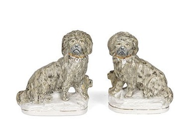 Paire de chiens de type Staffordshire en porcelaine émaillée. Dimensions : 16 x 7 x...