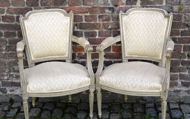 Paire de fauteuils de style Louis XVI.
