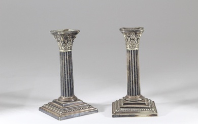 Paire de flambeaux en forme de colonnes corinthiennes en métal argenté anglais Haut. : 16...