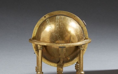 Petit globe céleste en laiton gravé de nombreuses inscriptions en arabe, sur un support circulaire...