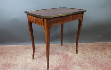 Petite table de salon de style Louis XV en bois de placage marqueté, un tiroir...