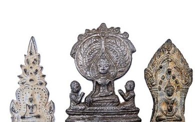 Protective talismans, votive plaques - Buddhas (3) - Ornate metal - Buddha under the bodhi tree, under a naga orb and surmounted by a large - Thailand - 1950-1980