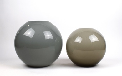 ROSENTHAL. 2 vases boule en verre opalescent gris, Collection Home designs, modèle Broadway Hauteur 21...