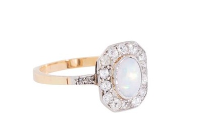 Ring mit Opal umgeben von Altschliffdiamanten zus. ca. 0,7 ct
