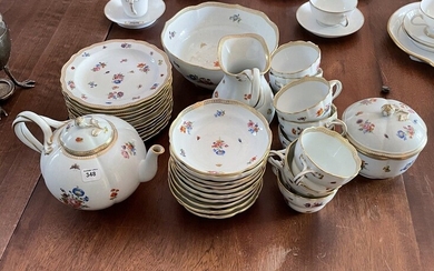 Service à thé en porcelaine allemande à décor polychrome et or de fleurs et insectes,...