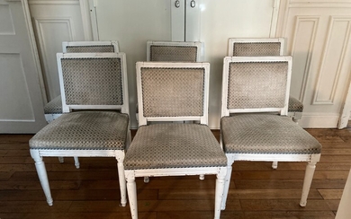 Suite de six chaises à dossier droit en bois laqué blanc, pieds gaines fuselés