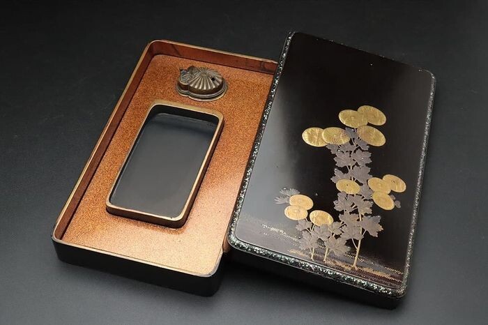 Suzuri-bako - Gold, Lacquer, Mother of pearl, Silver, Wood - Very fine maki-e design chrysanthemums, landscape inside - including signed tomobako - Japan - 19th century