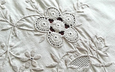 Valuable banquet towel entirely embroidered by hand and with precious lace + 10 identical napkins. (11) - Top quality cotton - Second half 20th century