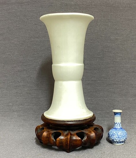 Vase - Dehua - Porcelain - Chinese - Gu shaped - Mint condition- China - late Ming to early Qing dynasty, 1630-1680