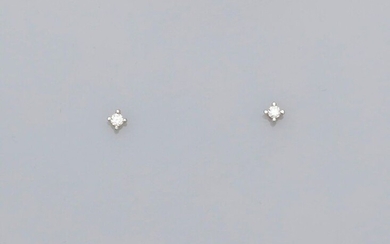 White gold earrings, 750 MM, each adorned with a diamond weighing 0.10 carat set with four claws, weight: 1.25gr. rough.