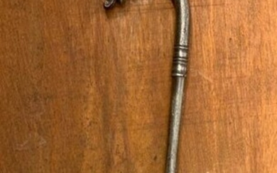 Wrought-iron badge with twisted stem surmounted by a handle ending with a dragon's head. Circa 1800. Length. 93 cm
