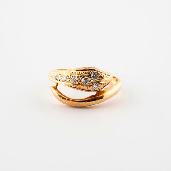 Yellow gold ring (750) with a snake motif adorned with six brilliant-cut diamonds in grain setting.