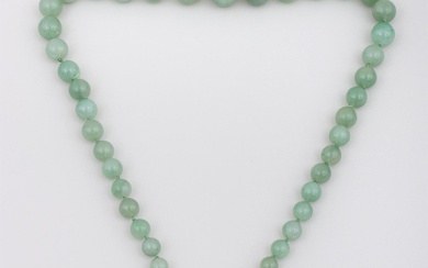 iGavel Auctions: Jade or aventurine graduated bead necklace with 10k gold clasp. FR3SH.